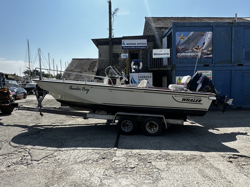 Boston Whaler - 220 Outrage